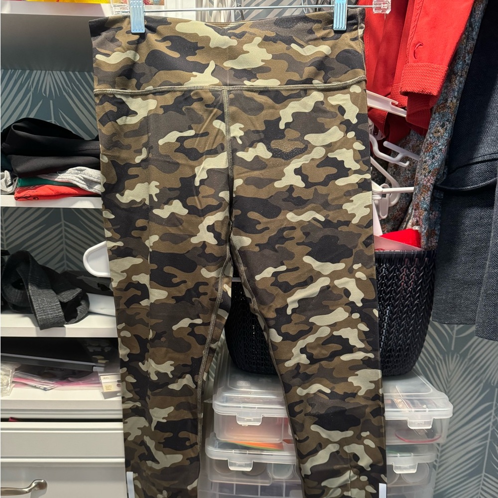 Zyia Cropped Camo Legging